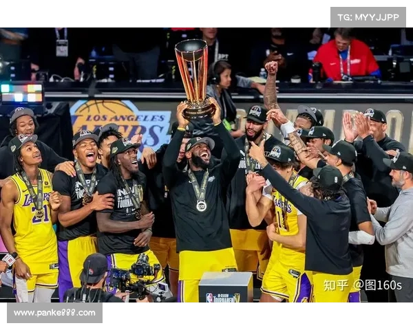 NBA季后赛生死战激烈对决 球员拼尽全力争夺冠军荣耀